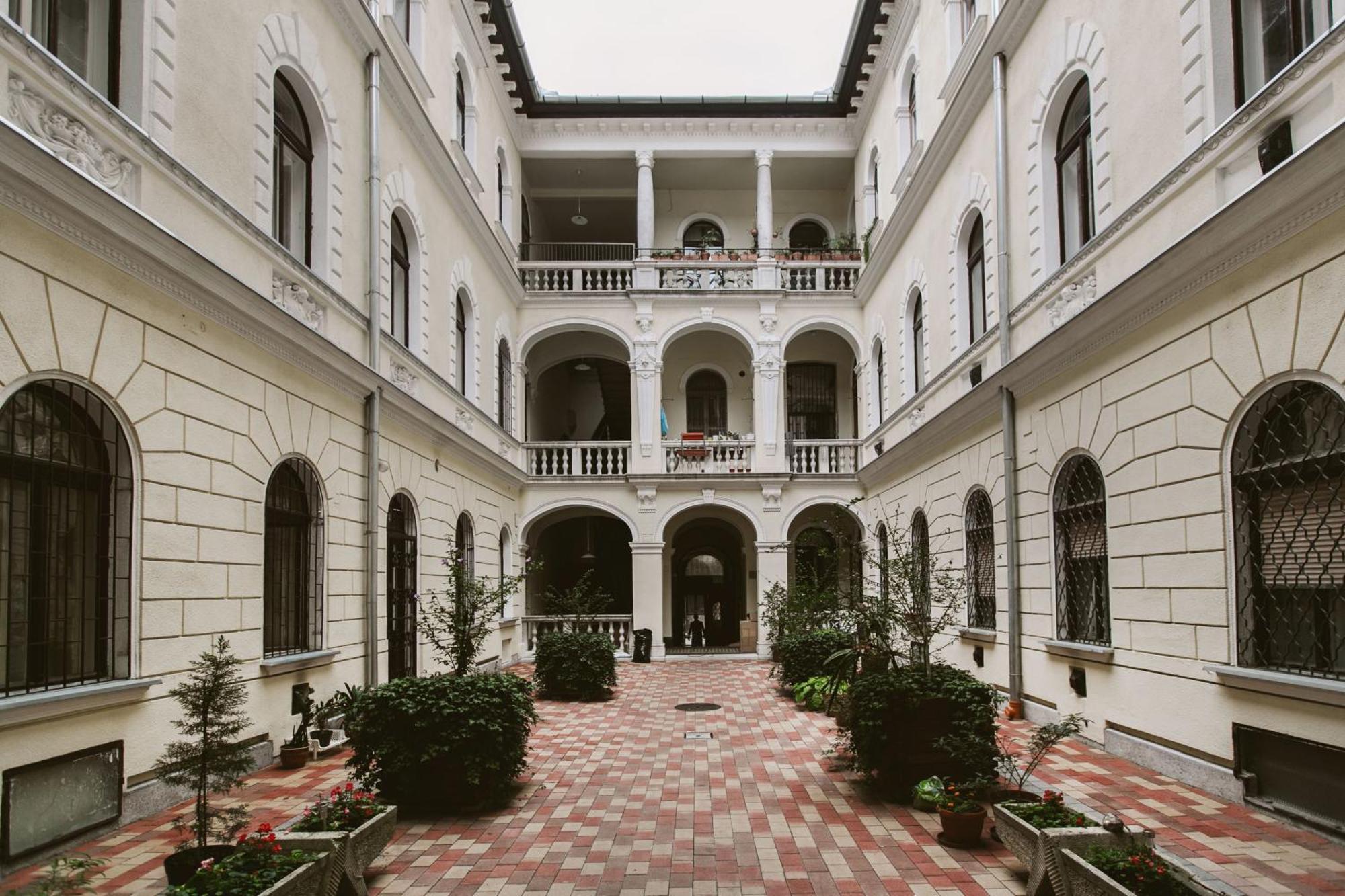 Turquoise Harmony In The Heart Of The Appartamento Budapest